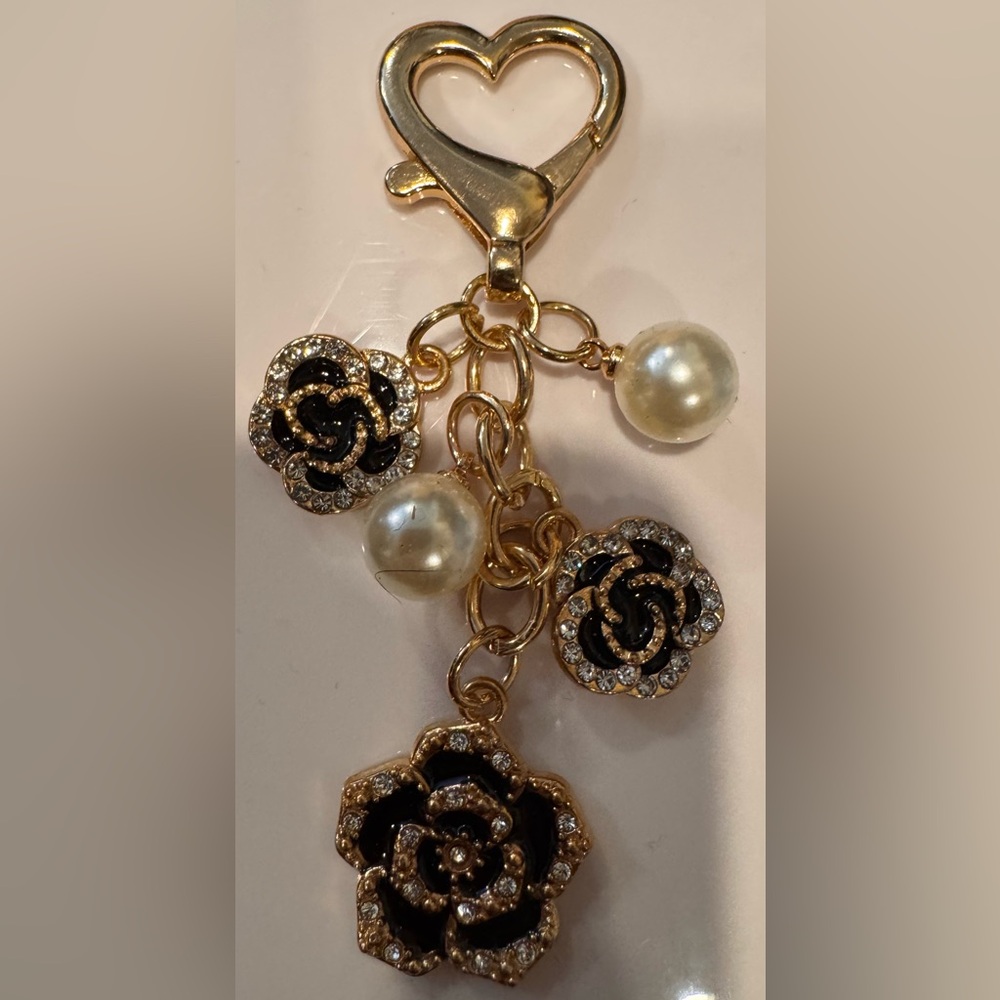 Goldtone Camellia Flower Faux Pearl & Rhinestone Bag Charm/Keychain NWOT - Picture 1 of 4